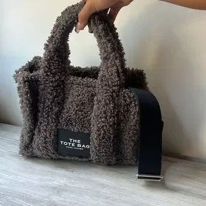 【即発】人気 MARC JACOBS THE TEDDY SMALL TOTE BAG(M0016740) sddefault.jpg
